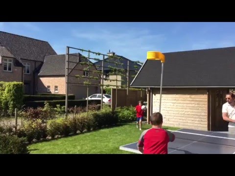 Korfball trick shots on a sunny afternoon
