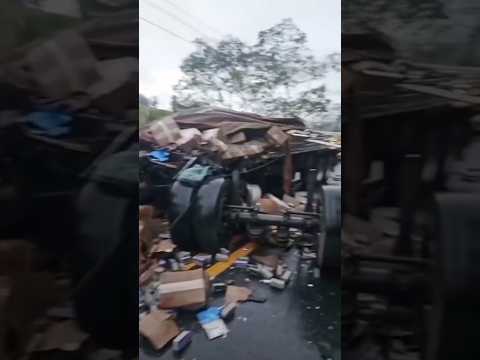 Carreta tomba e carga fica espalhada na pista entre Cachoeiro e Atílio Vivácqua