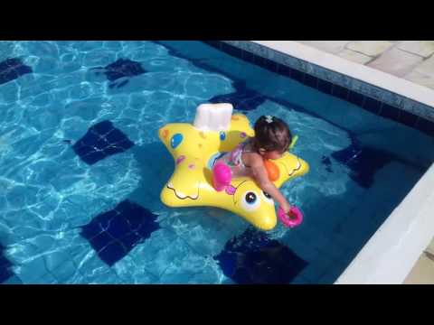 Juju brincando na piscina(2)