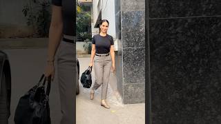 Download lagu Kim Sharma Spotted At Bandra….#kimsharma #shorts mp3