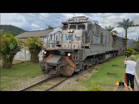 Trem na Rota do Calcário subindo a serra em Passa Vinte/MG com vagões vazios e dupla de GE BB36-7