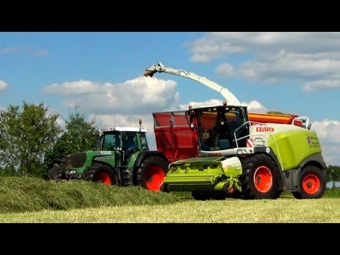 Claas Jaguar 950 en Fendt 926 met Dezeure wagens gras hakselen