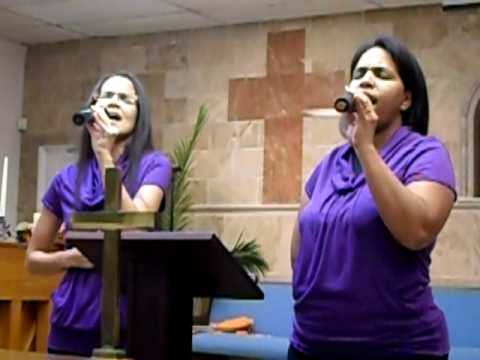 Hna. Dorilyn & Hna. Amparo cantando 