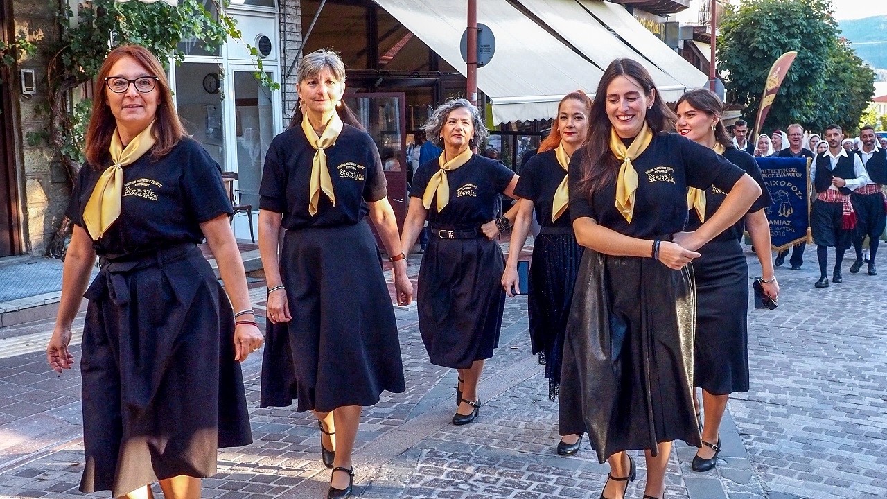 1ο Μουσικοχορευτικό Αντάμωμα για τον Άγ. Νικόλαο Καρπενησιώτη: Η πατινάδα στην πλατεία, οι δηλώσεις