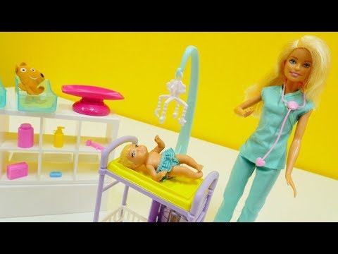 Barbie hat einen Termin beim Kinderarzt - Spielspaß mit Puppen auf Deutsch