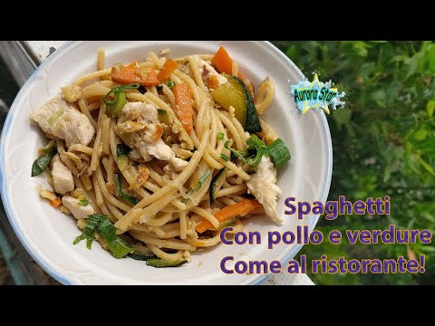 Spaghetti cinesi con verdure e pollo