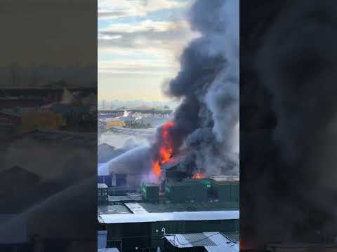 150 bomberos combaten el incendio de Southall tras declararse un incidente grave