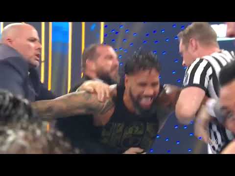 Jey Uso ataca a Roman Reigns con una silla en WWE SmackDown (17 de Octubre de 2020)