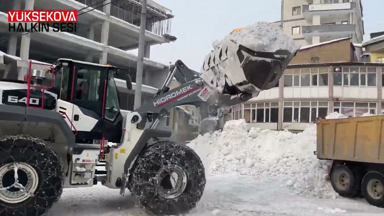 Yüksekova'da kar temizleme çalışmaları