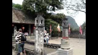 preview picture of video 'Interior del templo de Hua Lu, en Vietnam'