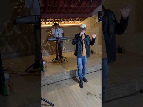 Gustavo Salim cantando “ Mel da Sua Boca” ( Em Ninheira MG)