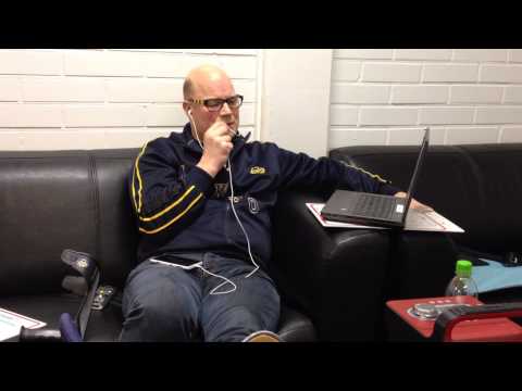 Risto Dufva seuraa vieraspeliä loungessa