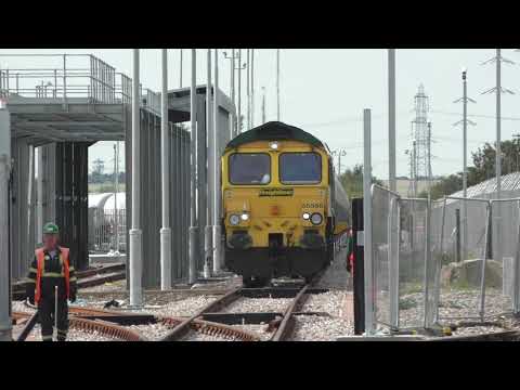 (HD) Freightliner 66566 On the Isle of Grain branch with the aviation fuel train - 28/8/18