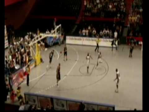 Alley-oop by "E" Holloway (UBC Tigers Hannover)