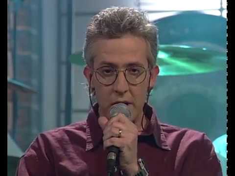 Video thumbnail for Ani Ro’eh Ota Baderech Lagimnasya - אני רואה אותה בדרך לגימנסיה