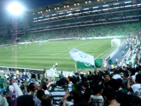"Hoy te venimos a ver y no podemos perder" Barra: La Komún &bull; Club: Santos Laguna