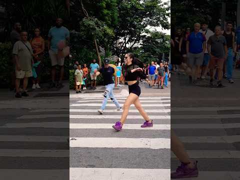Dançando e andando na faixa 😂 teria coragem? Walking Dance Shuffle Dance  #dance #shuffle #shorts