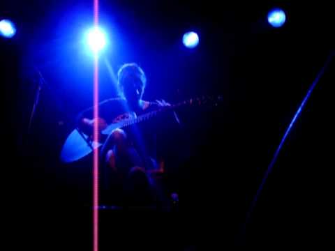 9/14 playing with pink noise - Kaki King (Live @ AB Brussels)