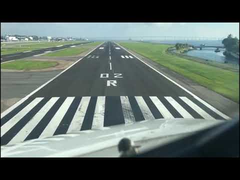Pouso no aeroporto Santos Dumont visto da cabine do avião