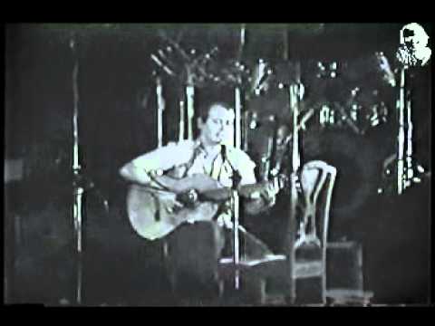 Silvio Rodríguez en la escalinata de la universidad de la Habana - 1984