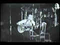Silvio Rodríguez en la escalinata de la universidad de la Habana - 1984