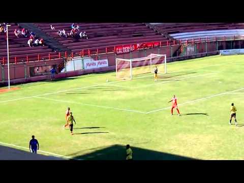 Árbitro tira bola de maneira inusitada no jogo ACP x FC Cascavel