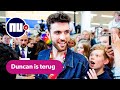 Duncan Laurence feestelijk onthaald op Schiphol door fans en familie