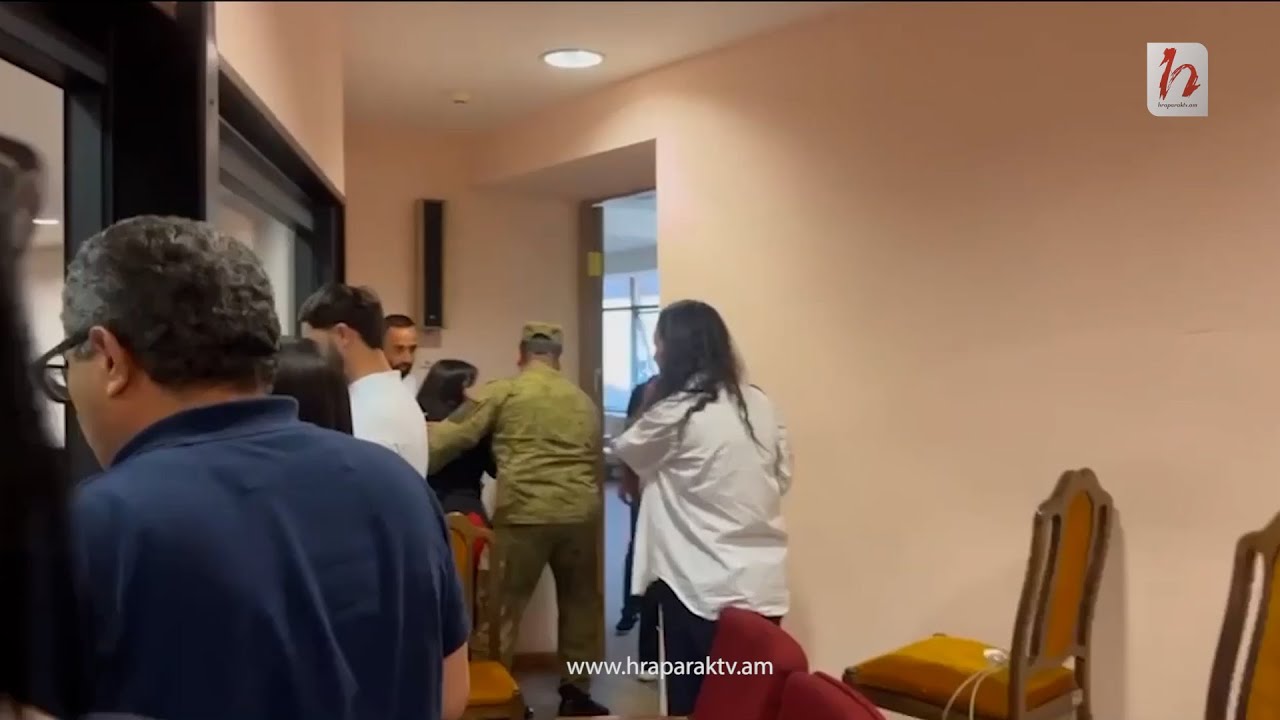 Իրավապահներն ԱԺ-ում ուժ են կիրառում լրագրողների նկատմամբ