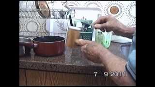 המברשת העשירה בשימושים בה (ידידנו היקר משה רצון ז"ל) - התמונה מוצגת ישירות מתוך אתר האינטרנט יוטיוב. זכויות היוצרים בתמונה שייכות ליוצרה. קישור קרדיט למקור התוכן נמצא בתוך דף הסרטון