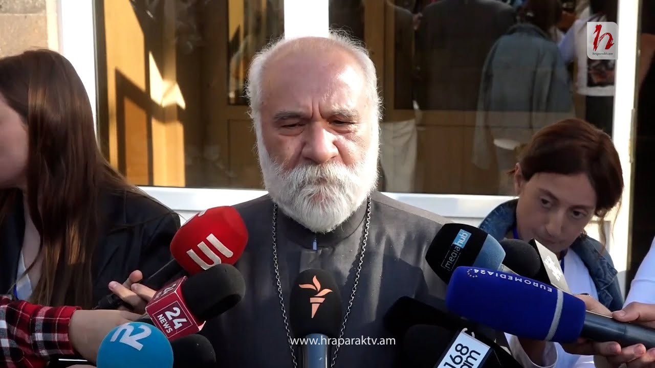 Թղթերի վրա գրված է` մեղավոր է եւ վերջ, ծնկի բերել, նստեցնել