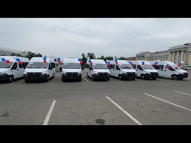 Восемь многодетных семей Иркутской области получили микроавтобусы