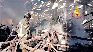 incendio-a-sperone-concluse-dopo-35-ore-le-operazioni-dei-vigili-del-fuoco