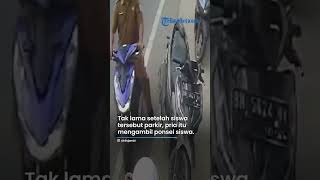 DETIK-DETIK PRIA Berseragam ASN Nekat Mencuri HP Siswa dari Dashboard Motor