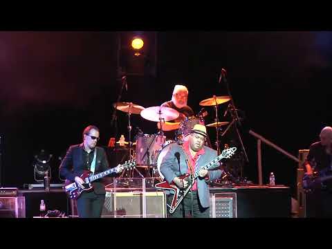 Larry McCray plays his song Arkansas  with Joe Bonamassa and his band.