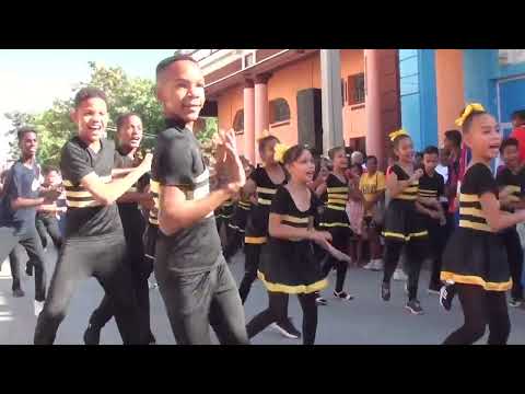 Desfilan infantes guantanameros en homenaje a Martí