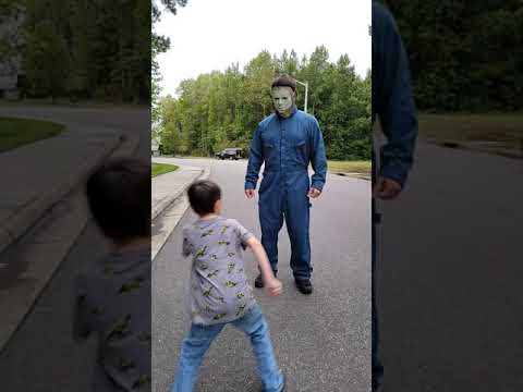How Michael Myers catches his victims so FAST. #shorts #halloween  #michaelmyers