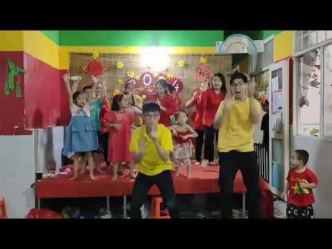 Cô trò quẩy hội chợ xuân 2024