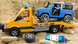 Грузовик находит игрушечную полицейскую машинку на песчаной отмели
