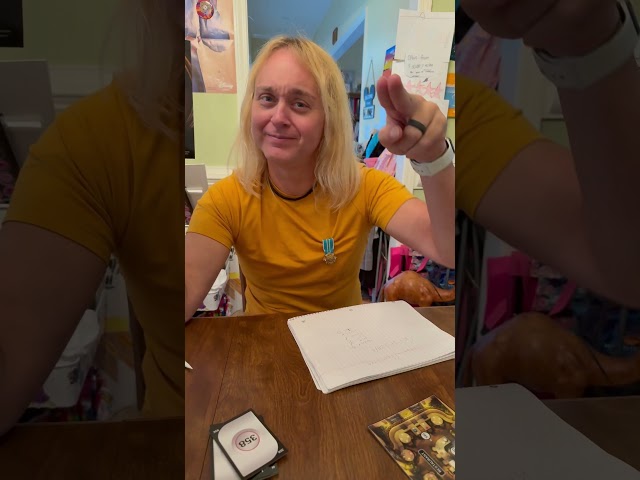 Vídeo relacionado con Clue Escape: El Hotel de la Medianoche Juego de Mesa, Juego de Sala de Escape Clue, Juegos de Misterio de Solución Única, Juegos Familiares para Edades de 10+, 1-6 Jugadores, 90 Minutos de Promedio.