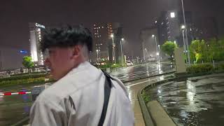 石川県 金沢駅 雨もしたたる いい男...？