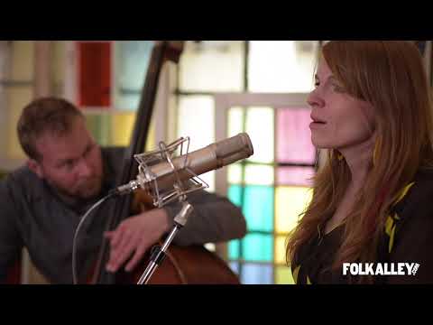 Folk Alley Sessions: Moira Smiley - "Wiseman"