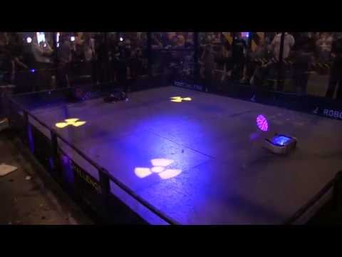 Robot Arena Insomnia 58 Final - Drumroll vs Conker 3