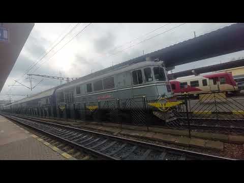 Locomotiva 060 DA execută manevră pentru retragerea trenului de pe linia 2A