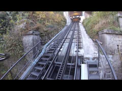 Führerstandsmitfahrt Bergfahrt mit der Standseilbahn Fribourg Funiculaire in der Schweiz