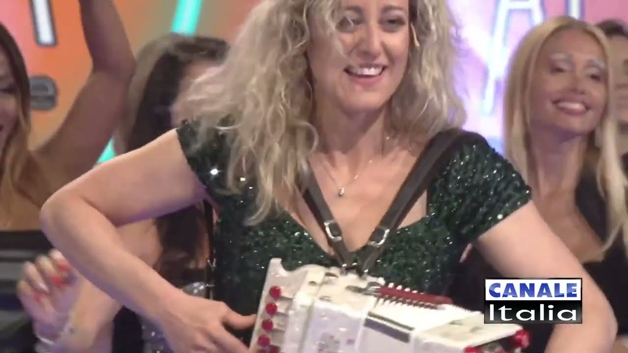 Veila "ETNICA" (cumbia per organetto) Canale Italia SPECIALE FARFALLINA Cantando Ballando 2024