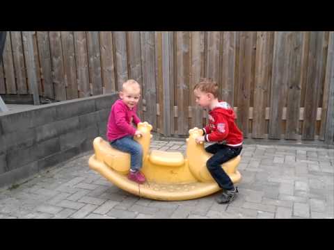 Sven en Evi op de wip.