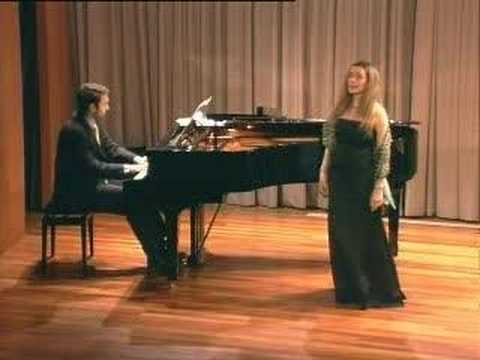 Patricia Caicedo singing Bonita rama de Sauce