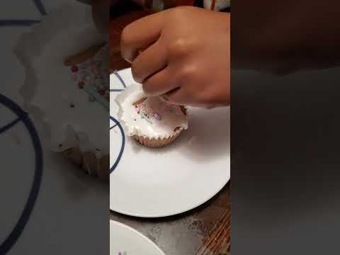 Ved Decorates Cupcake 🧁 #cake #shorts #cupcake #cupcakedecoration #cakedecorating #cakedesign #cakes