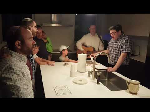 Jesse Frankel sings Havdalah at the Sultan's