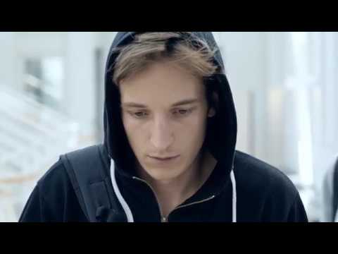 Här spelar jag en av mobbarna till huvudpersonen i kortfilmen ’WEAK’.